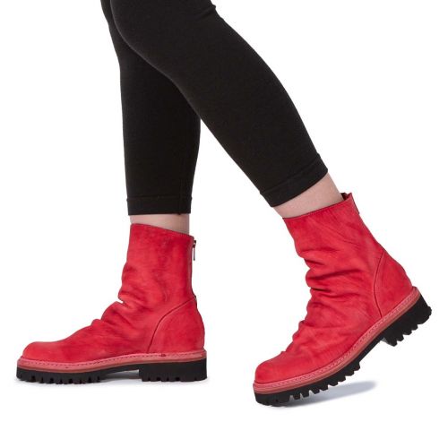 biker in pelle rossa 