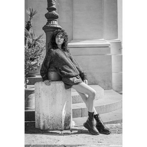 biker con cerniera frontale in pelle nera