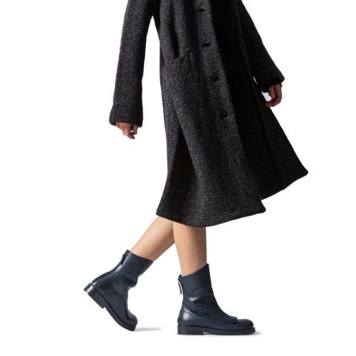 biker con ghetta in pelle blu 