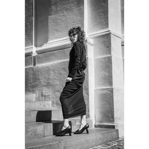 decollete con punta quadra in pelle nera 