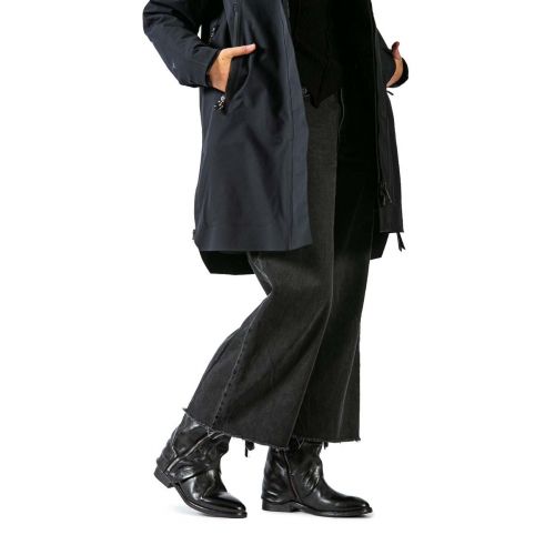 biker vestito in pelle nera