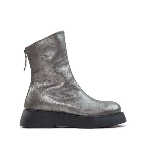 biker in pelle grigio asfalto