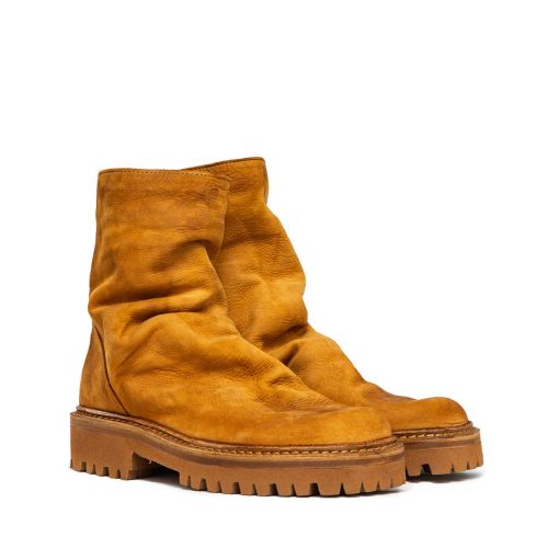 biker in pelle senape 