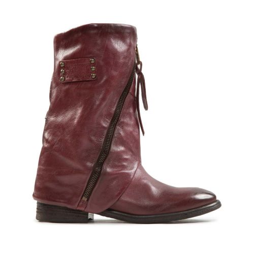 biker vestito in pelle madera