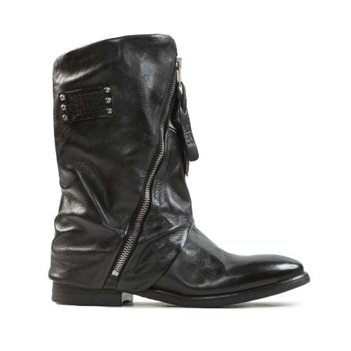 biker vestito in pelle nera