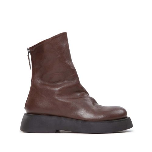 biker in pelle castagna 