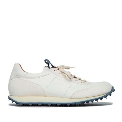 sneakers in pelle bianca con fondo azzurro